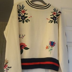 SLY Floral Embroidered Sweater - EUC  Beige Sz M P to P 24" very pretty top